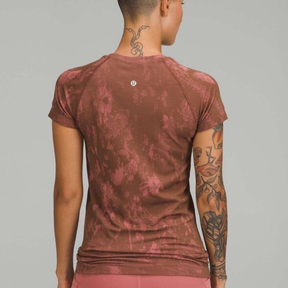 Lululemon Swiftly Short Sleeve in Shadow Bloom Roasted Brown
Brier Rose size 6